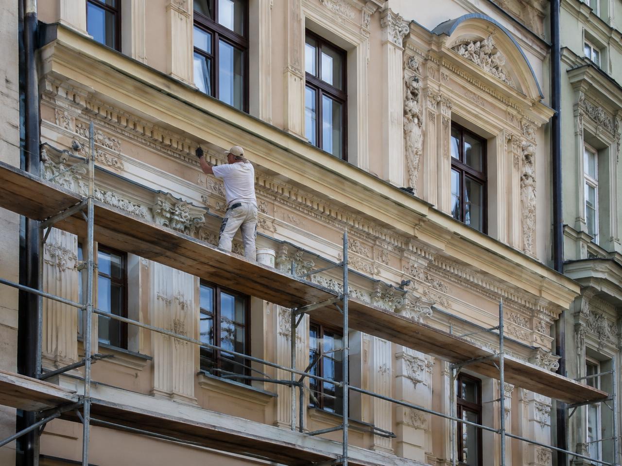 Renowacja elewacji kamienicy – od zniszczonego detalu do dawnego blasku: Dziennik inżynierski z placu budowy