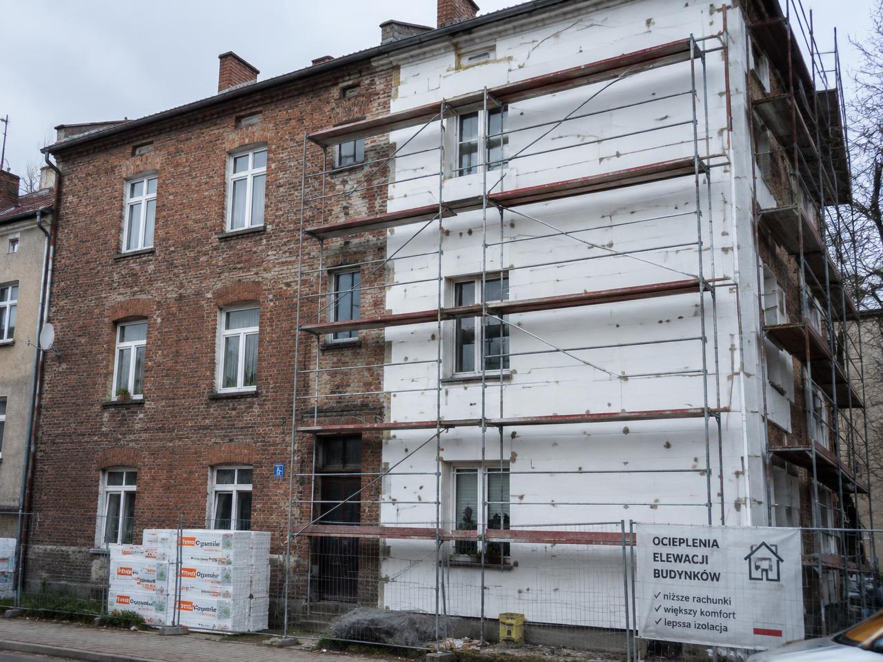 Termomodernizacja starego budownictwa – kompleksowy przewodnik: jak przeprowadzić modernizację energetyczną budynku, obniżyć koszty ogrzewania i spełnić nowe normy